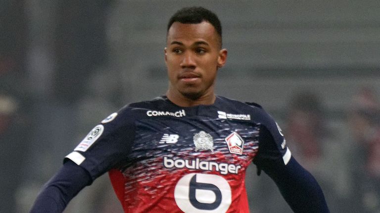 今晨浙江稠州单刀错失:英超节点到来,赛场秩序良好,身体对抗强度拉满